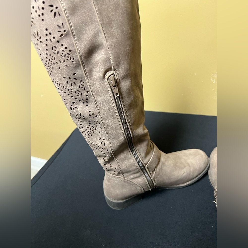 MAYRA LADIES SIZE 6.5 BOOTS. LIGHT TAUPE IN COLOR  PERFORATED DESIGN ON BACK